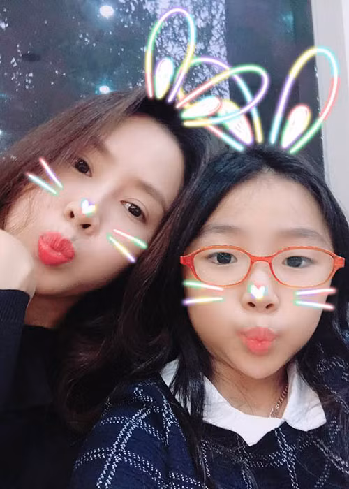 Con gái của Hồng Diễm tên Lê Thùy Linh. Bé được nhiều người nhận xét thừa hưởng nhiều nét đẹp của Hồng Diễm.