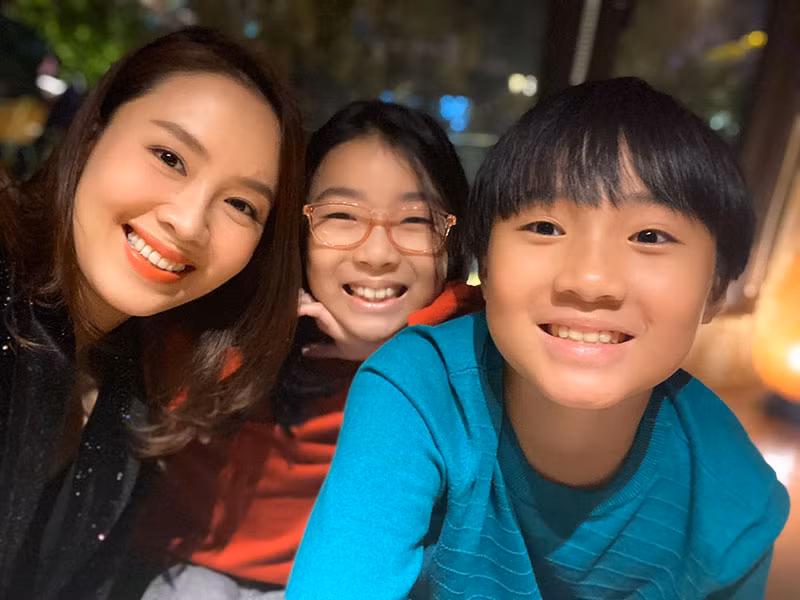 Đời thường của Hồng Diễm "Hướng dương ngược nắng" bên hai con Doi thuong cua Hong Diem