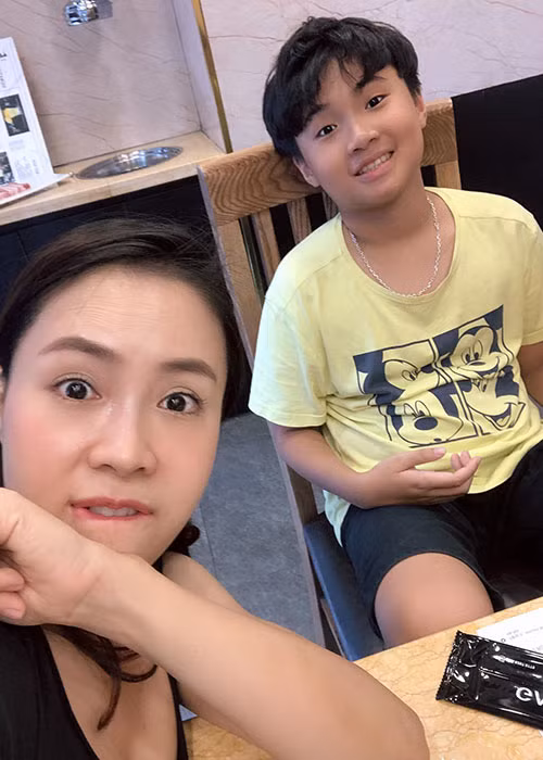 Con trai của Hồng Diễm từ lâu đã biết công việc diễn xuất của mẹ nên không thắc mắc mỗi khi xem phim.