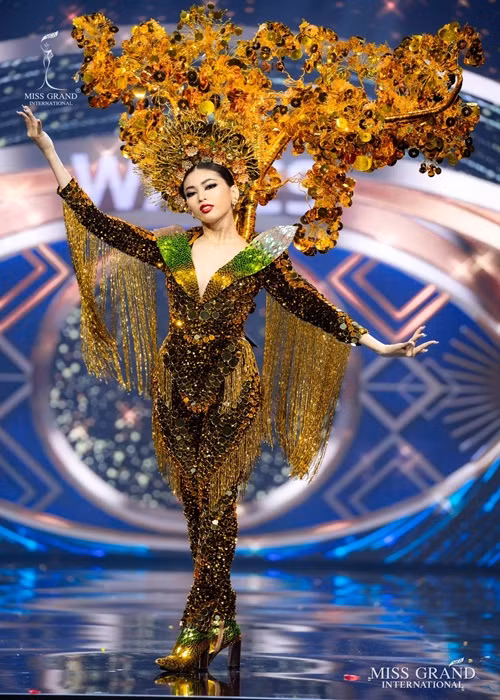 Ngọc Thảo tỏa sáng khi thi quốc phục tại Hoa hậu Hòa bình Quốc tế Ngoc Thao toa sang khi thi quoc phuc tai Hoa hau Hoa binh Quoc te