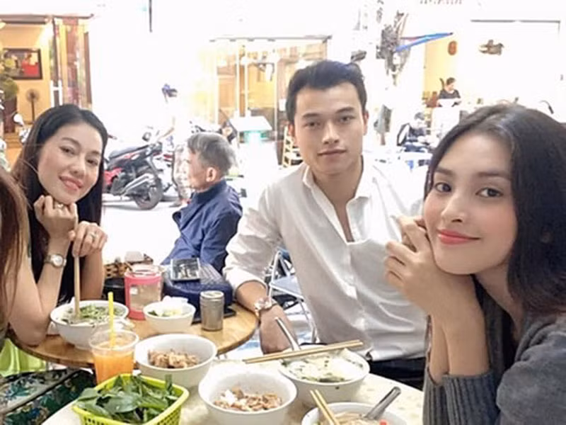 Đại diện Tiểu Vy cho biết, người đẹp quảng Nam không có mối quan hệ tình cảm với Thế Anh. "Thế Anh hiện là đối tác làm ăn với công ty chúng tôi. Do đó, cậu ấy đi ăn với Tiểu Vy ở Hà Nội là bình thường", đại diện của Tiểu Vy chia sẻ trên Zing.