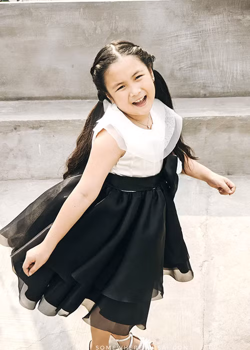 Con gái Trấn Thành trong “Bố già” từng nhút nhát, chậm đi, chậm nói trước khi trở nên lém lỉnh, tự tin và tài năng.