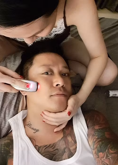 Năm 2019, nhân 5 năm ngày cưới, Tuấn Hưng xăm tên bà xã Thu Hương. “Kỷ niệm 5 năm anh theo em về làm chồng em. Viết tên em lên cổ”, Tuấn Hưng viết.