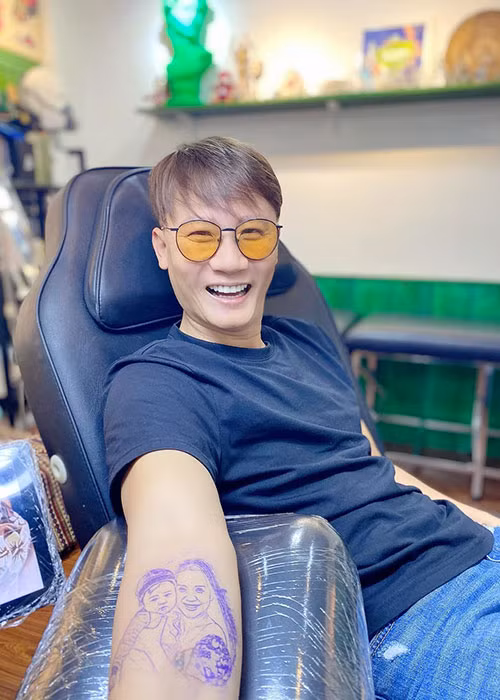 Sao nam Việt xăm hình, tên vợ, nhìn đủ biết si tình thế nào! Sao nam Viet xam hinh, ten vo, nhin du biet si tinh the nao!