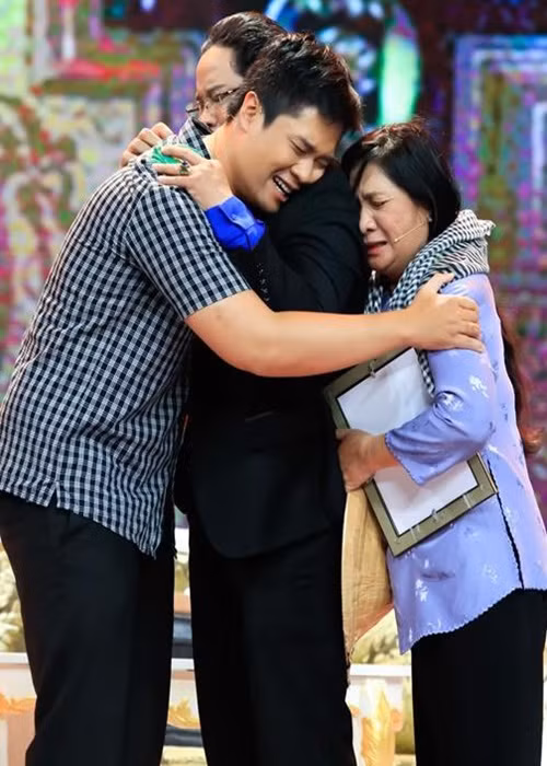 Chia sẻ về gia đình trong gameshow Sao nối ngôi, Nhất Duy thừa nhận thời cha anh nổi tiếng, ông đào hoa, mẹ anh nhiều lần muốn buông tay, nhưng cha anh là người biết dừng lại đúng lúc. Nhất Duy tự hào vì sau nhiều sóng gió, cha mẹ vẫn hạnh phúc bên nhau. Ảnh: Thời đại plus