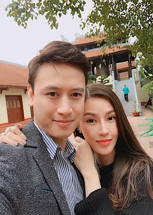 Nữ ca sĩ hiện tại mang bầu con trai 5 tháng với bạn trai.