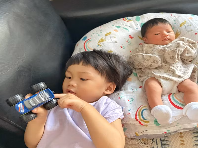 Nam diễn viên khoe hai con kháu khỉnh.