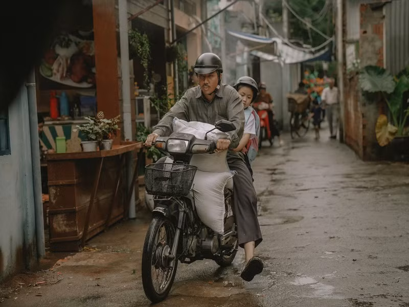 Ngân Chi tiết lộ thêm trong cảnh quay gọi bạn thân kể lại câu chuyện giữa ba Sang và mẹ ruột, Trấn Thành chưa ưng ý tâm lý của em nên bắt em dừng lại, chạy một vòng trong xóm khiến chó cắn ầm ĩ. Nhờ đó, Ngân Chi vào cảnh quay tốt hơn và không sợ chó nữa.