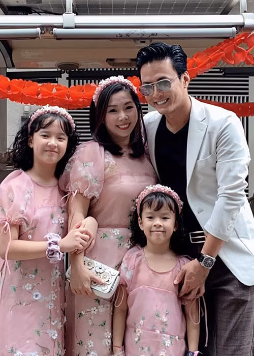 Nhóc tì "Bố ơi, mình đi đâu thế?" thường xuyên mặc đồ đôi với mẹ và em gái.