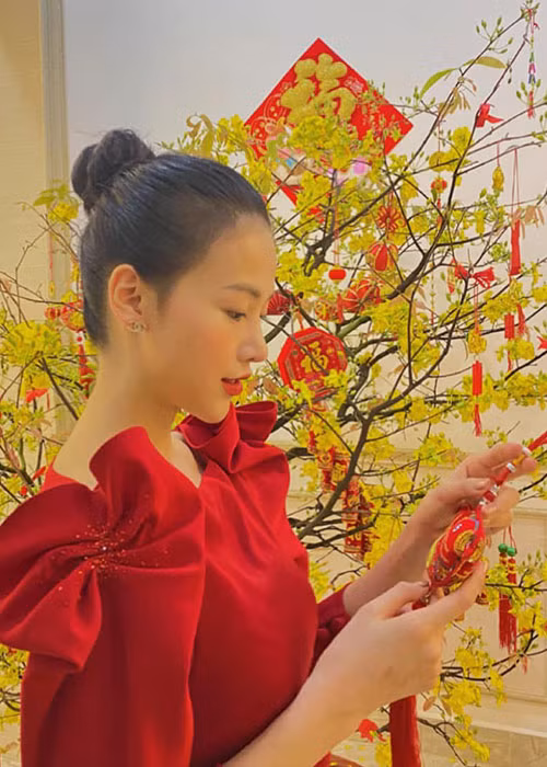 Hoa hậu Phương Khánh diện áo dài đón Tết Nguyên đán 2021.