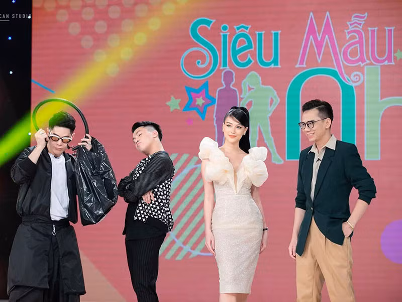 Sau khi đăng quang, Phương Khánh liên tục vướng lùm xùm. Về phần mình, người đẹp bỏ ngoài tai những ý kiến trái chiều để tập trung cho nhiệm kỳ.