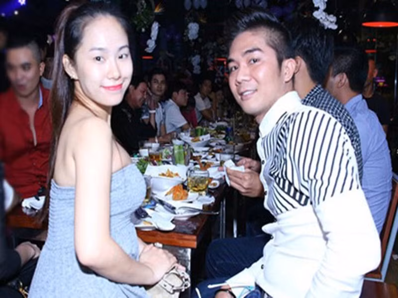 Khánh Đơn - Lương Bích Hữu từng hẹn hò. Vào tháng 7/2014, nữ ca sĩ lộ bụng bầu lùm lùm. Đến tháng 11/2015, Khánh Đơn bất ngờ chia sẻ Lương Bích Hữu quyết định chia tay sau khi sinh con gái vì anh thiếu quan tâm, chăm sóc cô. Ảnh: Zing