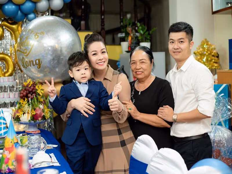Vào ngày sinh nhật, bé Bửu Long có dịp ở bên bố mẹ.