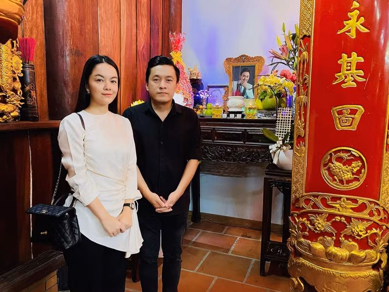 Ở Việt Nam, các nghệ sĩ đến nhà thờ Tổ nghiệp của Hoài Linh để tưởng nhớ nghệ sĩ Chí Tài.