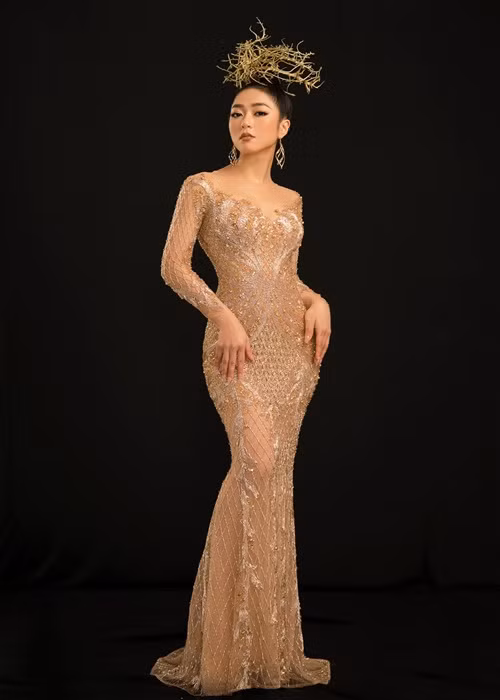 Hà Thanh Xuân sinh năm 1988, từng đoạt giải tư cuộc thi Tiếng hát Truyền hình TP.HCM 2005. Cô định cư ở Mỹ trong những năm qua và theo đuổi dòng nhạc bolero.