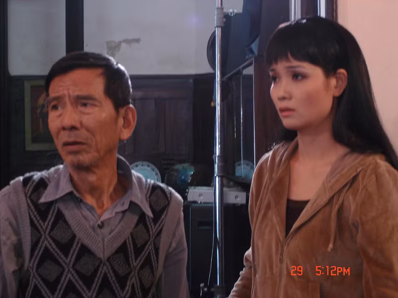 Ở tuổi xế chiều, nghệ sĩ Trần Hạnh vẫn miệt mài đóng phim. "Tôi mê diễn lắm, dù vất vả nhưng chưa bao giờ chán. Kiếp sau mà còn được làm người, tôi vẫn muốn làm nghề này. Vì nghề này được sống nhiều nhân vật, nay ông này mai ông kia, nay tích cực mai lại tiêu cực, thú vị lắm”, ông từng chia sẻ. Ảnh: FB Mai Thu Huyền