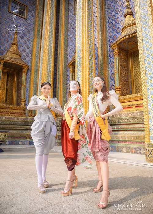 Nàng á hậu cùng các thí sinh khác của cuộc thi diện trang phục Thái Lan khi đi vãn cảnh.