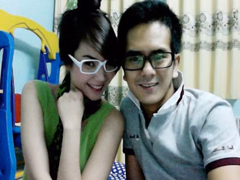 Năm 2008, Hùng Thuận kết hôn với Thanh Vân. Cả hai có một cậu con trai chung. Đến năm 2013, nam diễn viên ly hôn. Con trai của Hùng Thuận sống với mẹ. Hùng Thuận tiết lộ lý do hôn nhân tan vỡ: "Trong hôn nhân, tôi là người ích kỷ. Lúc đó, tôi không biết phải yêu thương vợ mình thế nào. Đến khi con trai ra đời, tôi mới yêu vợ thật sự. Ngay lúc tình cảm dành cho vợ rất nhiều thì công việc của tôi không có. Tôi trở nên tự ti, ích kỷ và cáu gắt với vợ. Tôi đã làm vụt mất tình yêu và sụp đổ mái nhà của mình". Ảnh: Dân Việt