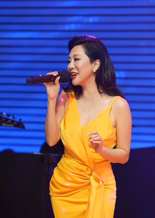 Hiện tại, bà mẹ hai con tận hưởng cuộc sống độc thân sau 2 lần ly hôn, trải qua 1 cuộc tình kéo dài 10 năm.