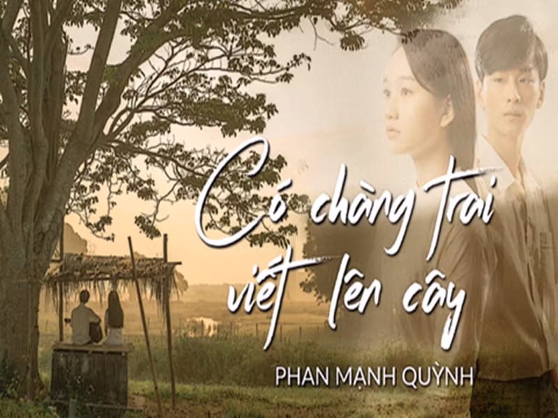 Ca khúc "Có chàng trai viết lên cây" có phần lời phù hợp với câu chuyện tình đầu giữa Ngạn và Hà Lan trong "Mắt biếc". So với phiên bản ở Sing my song, phiên bản trong “Mắt biếc” mang tiết tấu nhanh và cảm xúc tươi vui hơn. Ảnh: Zing