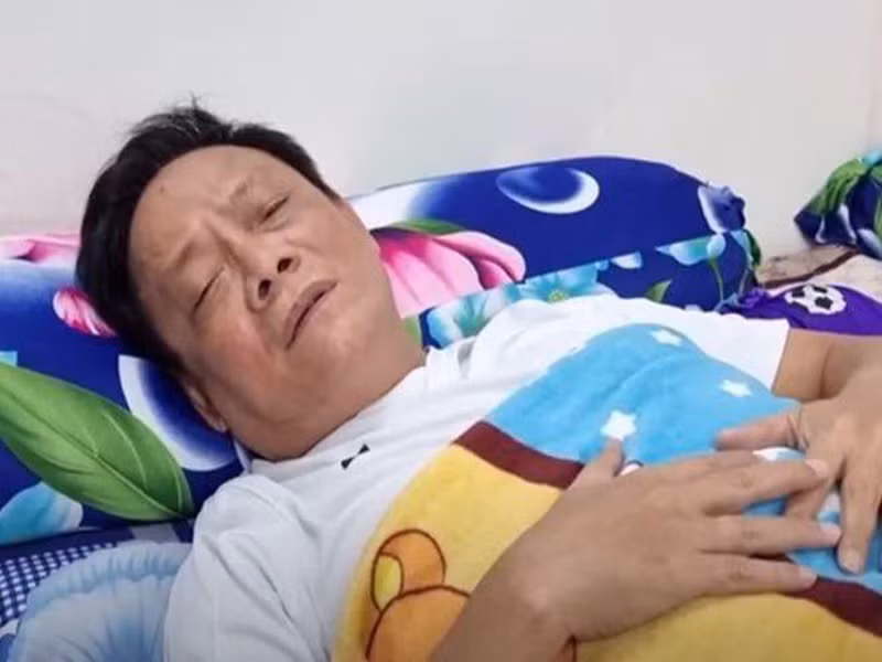 Thông tin nghệ sĩ Tấn Hoàng ngất trên máy bay nhận được sự quan tâm của nhiều khán giả. Trên Zing, nam nghệ sĩ cho biết, trong hơn 20 ngày lưu diễn ở Hà Nội, do không chú ý ăn uống, sức khỏe của anh bị giảm sút. Ảnh: Dân Việt
