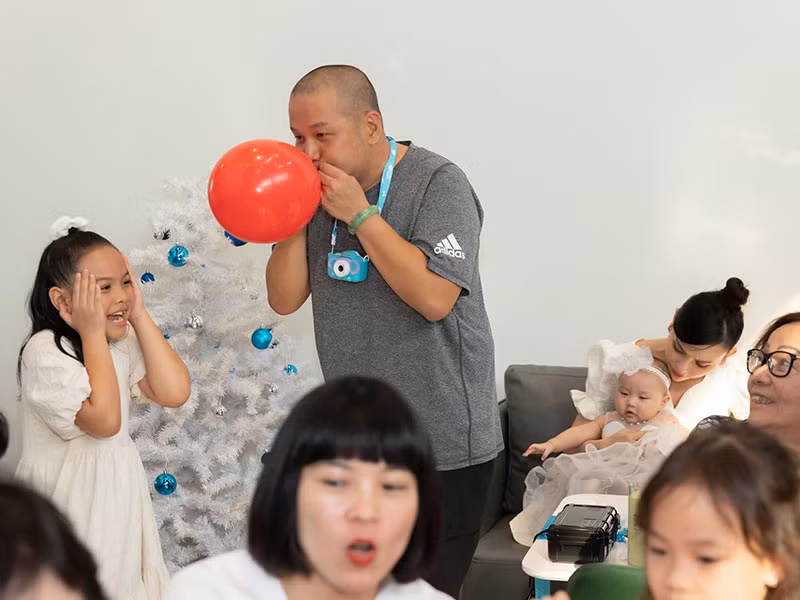 Bé Tuệ Lâm - con gái đầu của Phạm Quỳnh Anh và Quang Huy tỏ ra rất quấn bố.