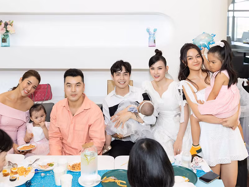 Tiệc sinh nhật của con gái Phạm Quỳnh Anh có sự tham gia của vợ chồng Thu Thủy, vợ chồng Ưng Hoàng Phúc, Mai Phương Thúy.