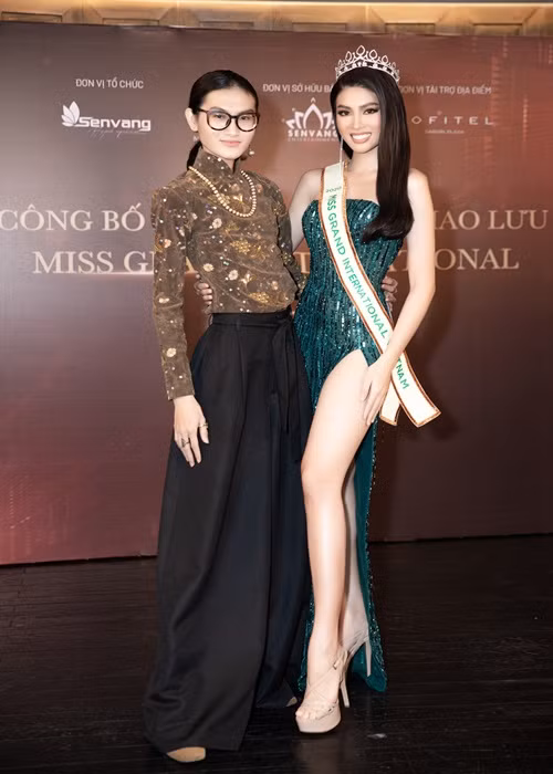 Người hâm mộ chờ đợi đại diện Việt Nam tỏa sáng trong phần thi quốc phục.