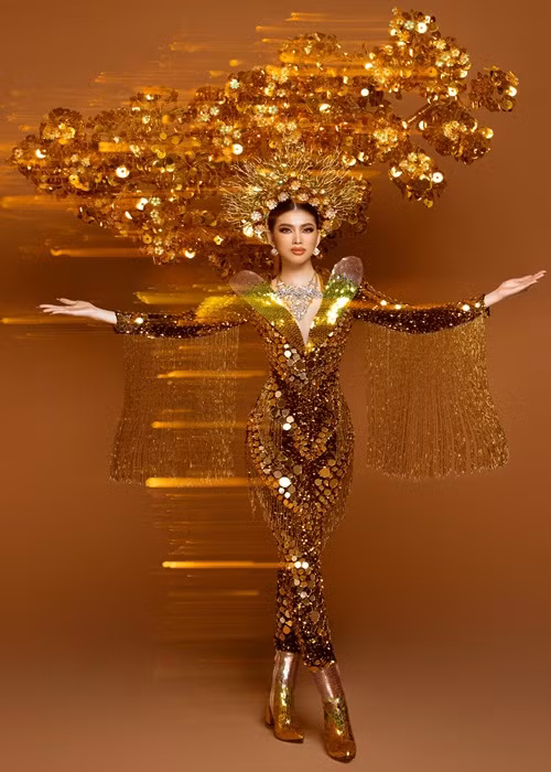 Tín Thái sử dụng các cành vàng, lá ngọc trên phần cánh và đính kết hơn hàng trăm mảnh gương vàng, hàng nghìn mảnh kim sa và pha lê trên thân áo bodysuit để mang hiệu ứng ánh sáng tốt về hình ảnh.