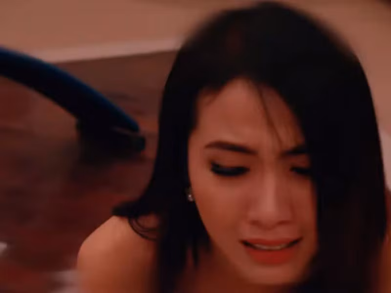  Phim “Kiều @” bị chê thảm họa ngay khi vừa ra mắt. Số đông người xem cho rằng kỹ thuật làm phim tệ hại, nội dung khó hiểu và nữ chính Phan Thị Mơ chỉ là "bình hoa di động". Ảnh: Zing