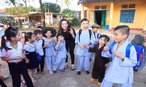 NTK Do Manh Cuong co 8 con nuoi: Ngam chuyen tinh nguoi showbiz-Hinh-4