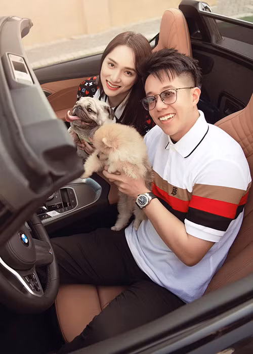 Lần gần đây nhất cặp đôi khoe ảnh bên nhau là ngày lễ Tình nhân. Khi đó, Matt Liu dành lời chúc mừng đến Hương Giang kèm hình ảnh bên bạn gái và hai chú cún cưng.