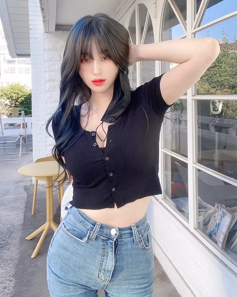 Mỹ nhân họ Kim năm nay cũng đã bước qua tuổi 30. Người đẹp không tránh khỏi việc tăng cân, cô do đó bị nhiều cư dân mạng Hàn Quốc chê bai vẻ ngoài.