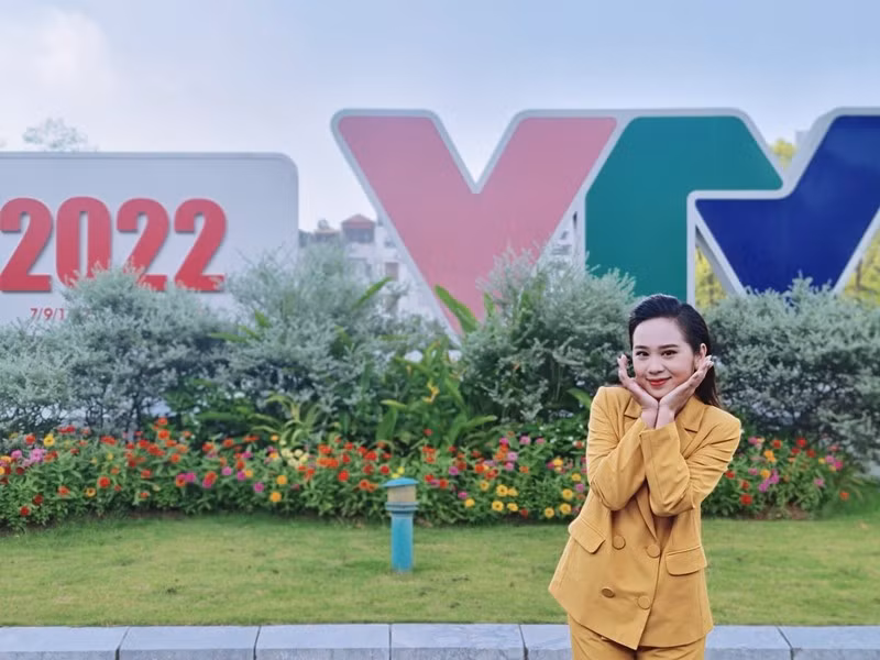Trước khi Bắc tiến, Tuyết Ngân từng giành giải Nữ MC xuất sắc nhất MC Awards 2018 và Top 5 Én sinh viên 2017....
