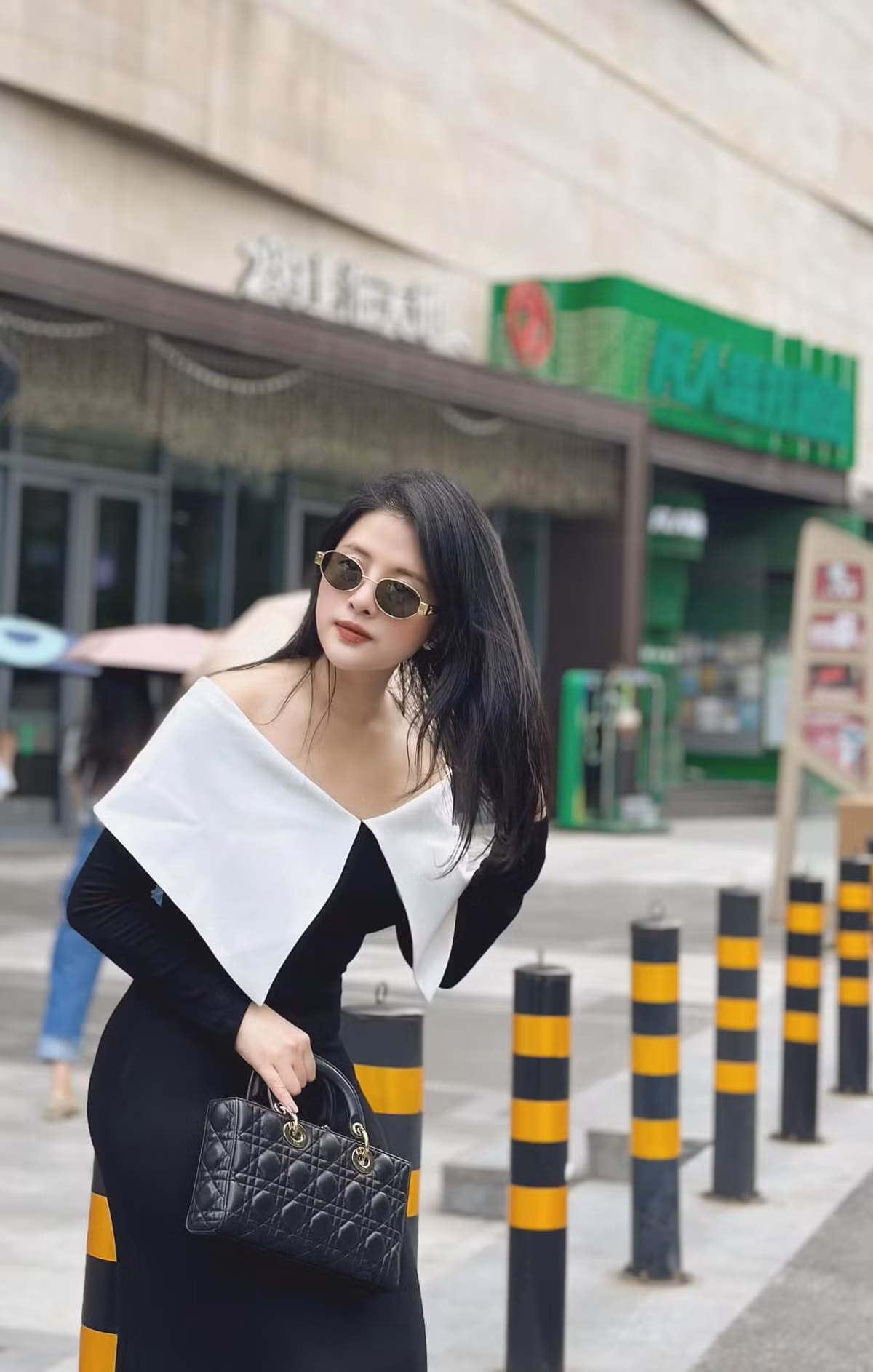 Cũng từ clip về BST túi này, cư dân mạng được dịp ngắm luôn không gian sống sang trọng của BTV Hải Vân.