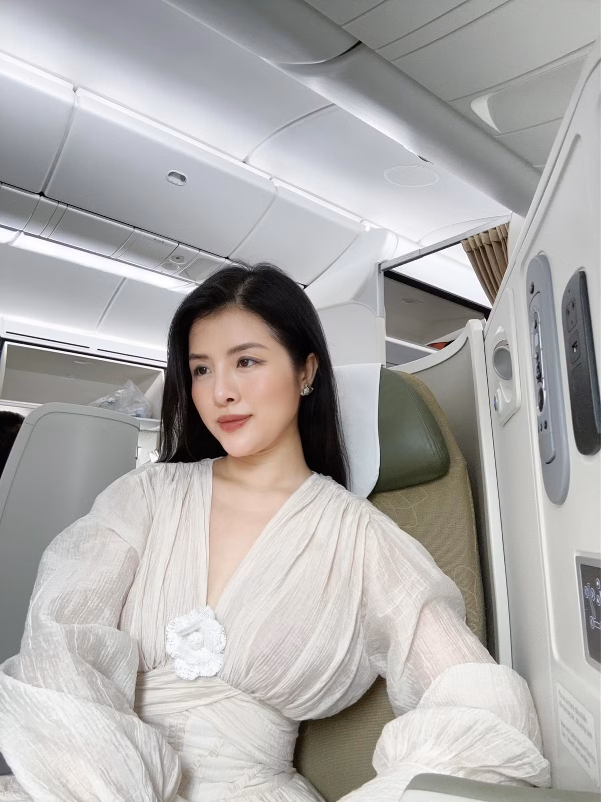 Với riêng bản thân Hải Vân, cô thường cho những chiếc túi classic, có gam màu trung tính,... Và quan trọng nhất là nữ BTV cho rằng những kiểu này có thể dễ mua đi bán lại khi không sử dụng nữa.