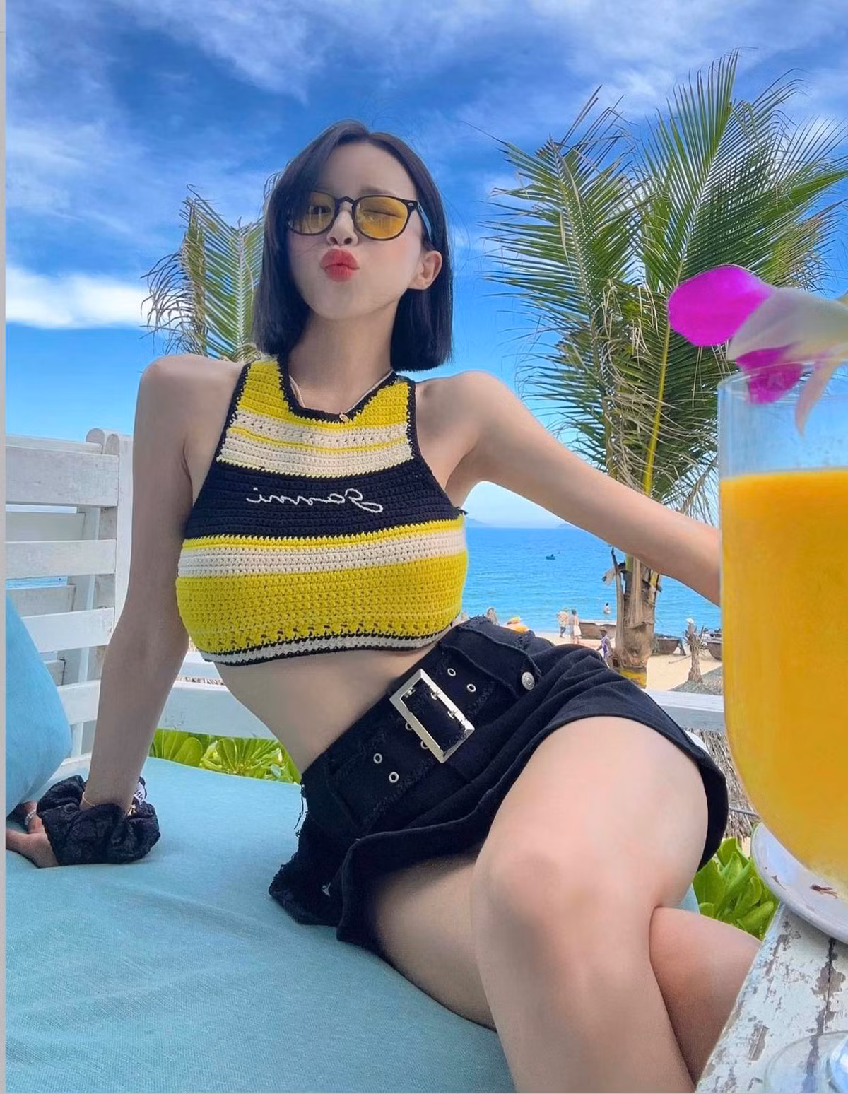 Check in tại nhiều địa điểm ở Việt Nam, cô nàng trưng diện trang phục khá kín đáo, dù vậy vẫn làm tôn lên vóc dáng đẹp.
