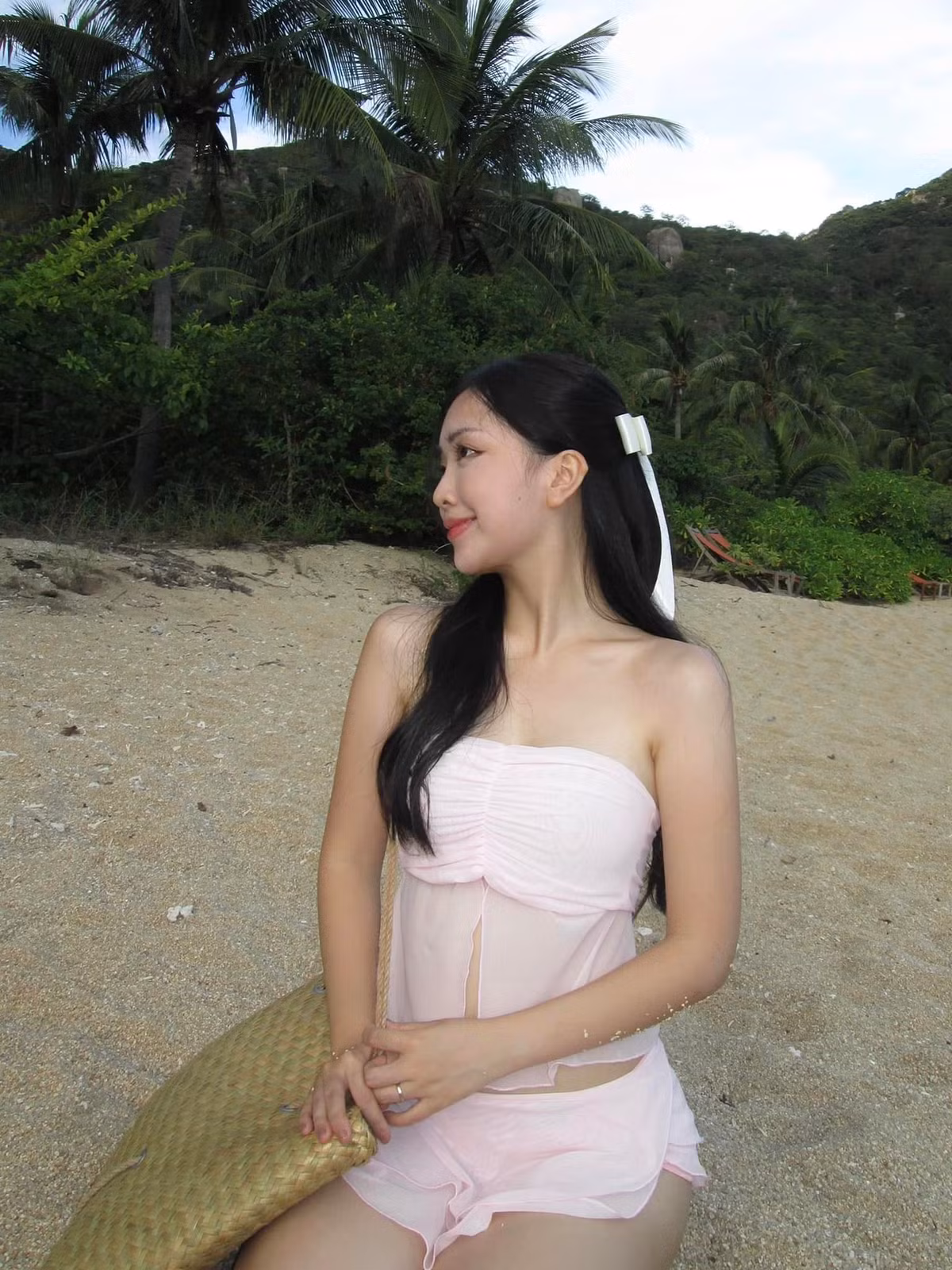 Cô thường diện những trang phục cá tính hơn, thay vì gắn bó với áo phông hay váy điệu đà như trước. Hà Trang cũng bổ sung nhiều màu sắc nổi bật cho tủ đồ của mình. Ảnh: FBNV
