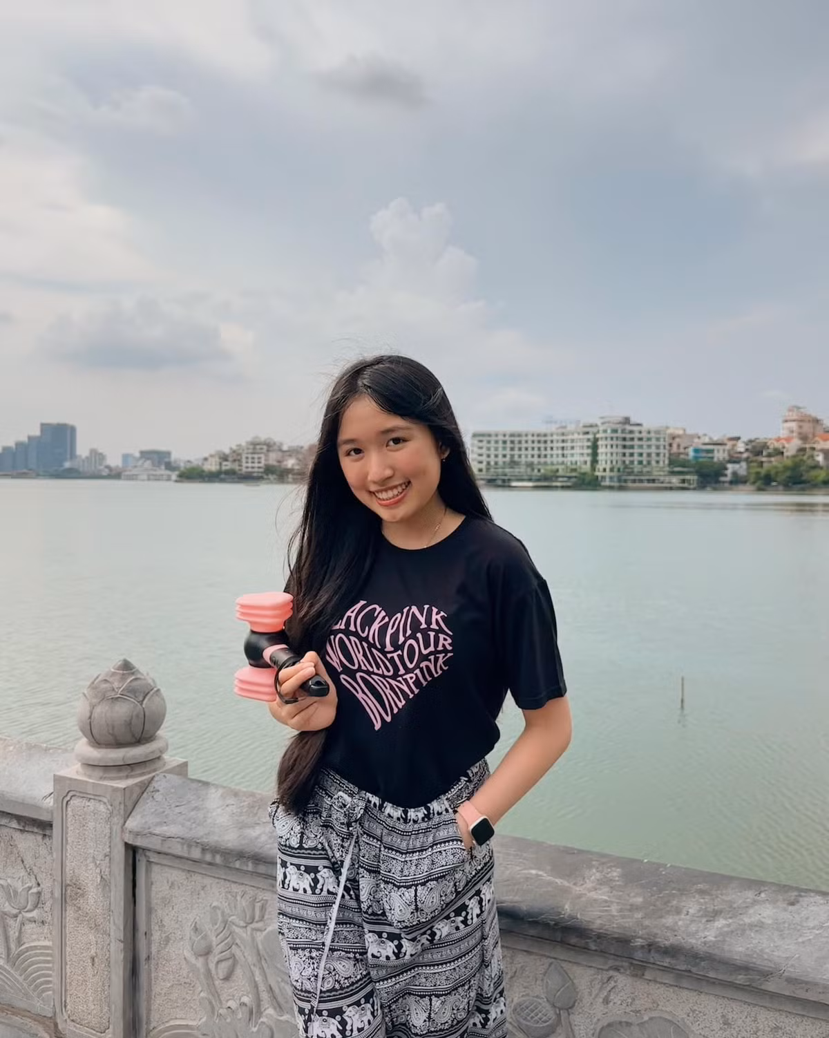 Từ nhỏ, cô đã biết kinh doanh, tự lập tài chính. Cô hiện sở hữu kênh riêng với 3,35 triệu lượt đăng ký theo dõi.