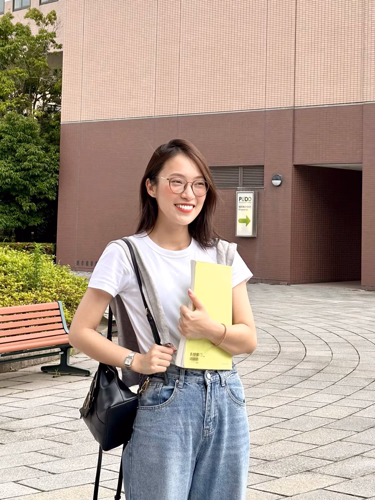 MC Khánh Vy có cơ hội phỏng vấn nhiều ngôi sao quốc tế khi thông thạo ngoại ngữ.