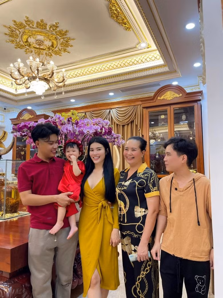 Không chỉ đón dâu bằng loạt xe sang, chồng của hot mom Vòng Phối còn chơi lớn tặng vợ chiếc Audi giá hơn 10 tỷ làm quà cưới.