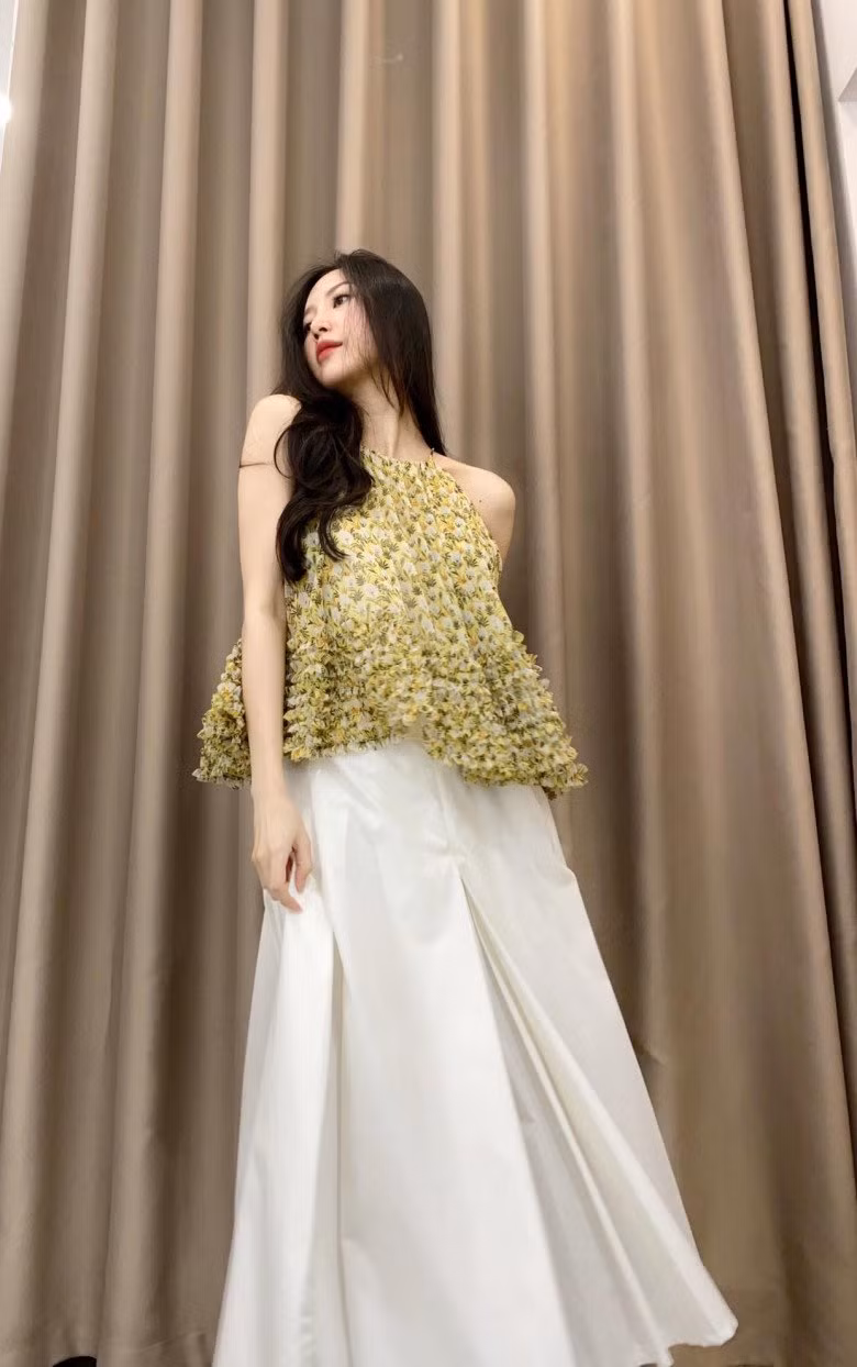 Trong hầu hết các khoảnh khắc thường ngày của Vũ Ngọc Châm, cô khiến bao người phải xuýt xoa vì ăn mặc chỉn chu, sang trọng.