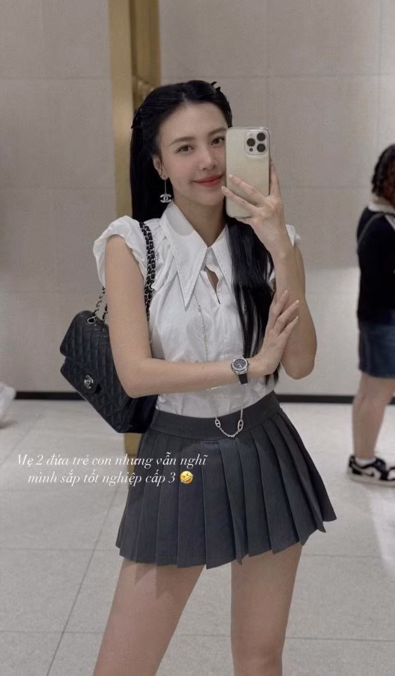 Mỹ nhân Hà Thành chọn áo sơ mi cách điệu không tay, đi kèm là chân váy giống đồng phục của các nữ sinh cấp ba.