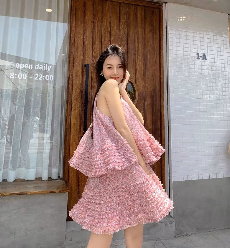 Ngắm ảnh được cựu hoa khôi hàng không chia sẻ, nhiều người xuýt xoa ngoại hình rạng rỡ cùng phong cách thời trang khi quyến rũ khi thanh lịch.