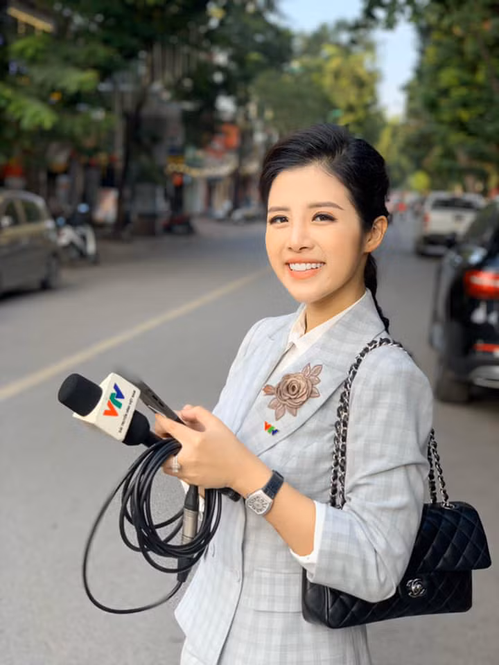 Mỗi lần lên sóng hay ngày thường, MC Hải Vân cũng diện trang phục, túi hàng hiệu.