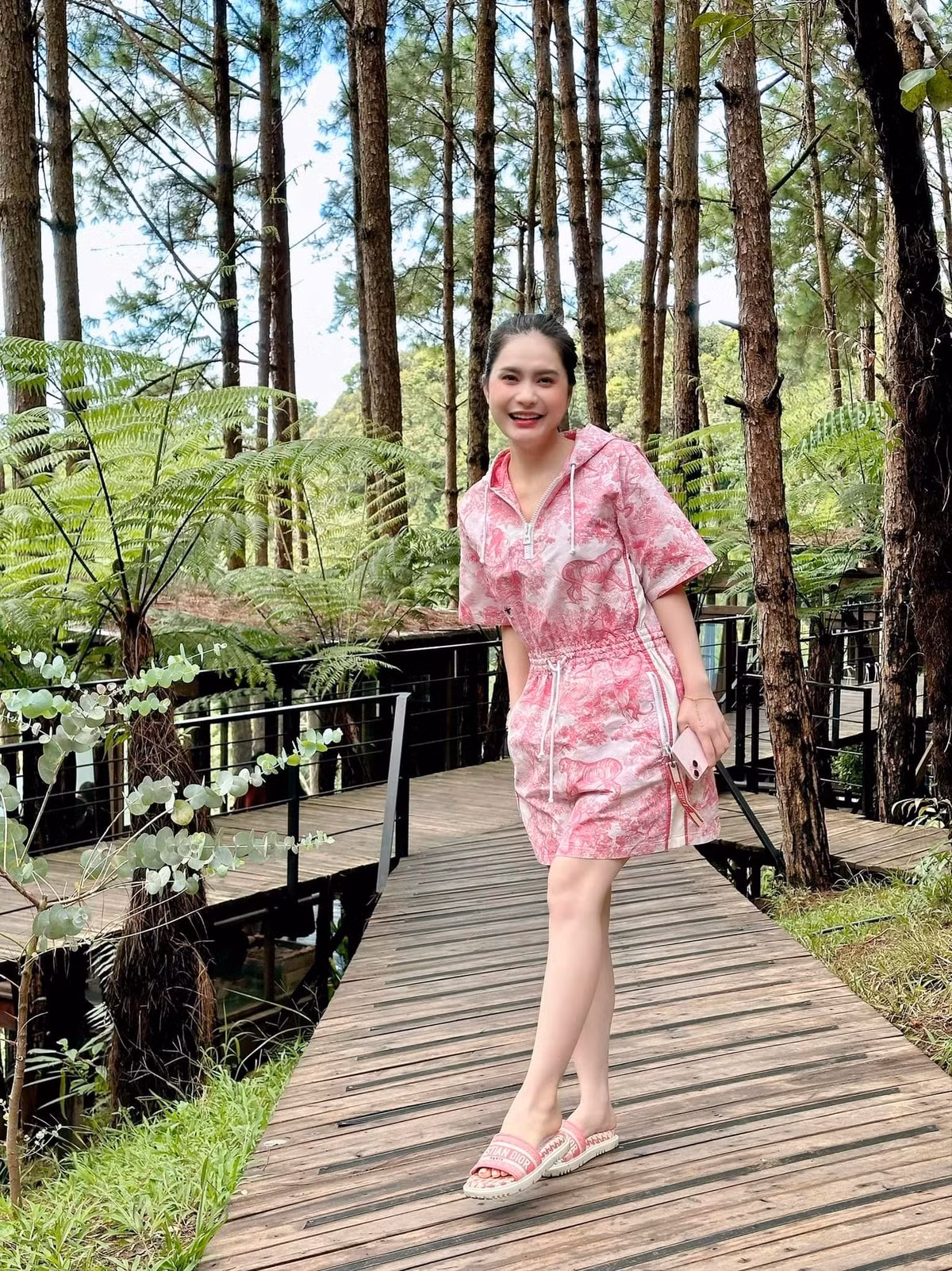 Mọi người không ngớt lời khen Đoàn Di Băng đã nhiều tiền lại đẹp. Không ít người đã vào xin bà mẹ 3 con bí quyết. Ảnh: FBNV