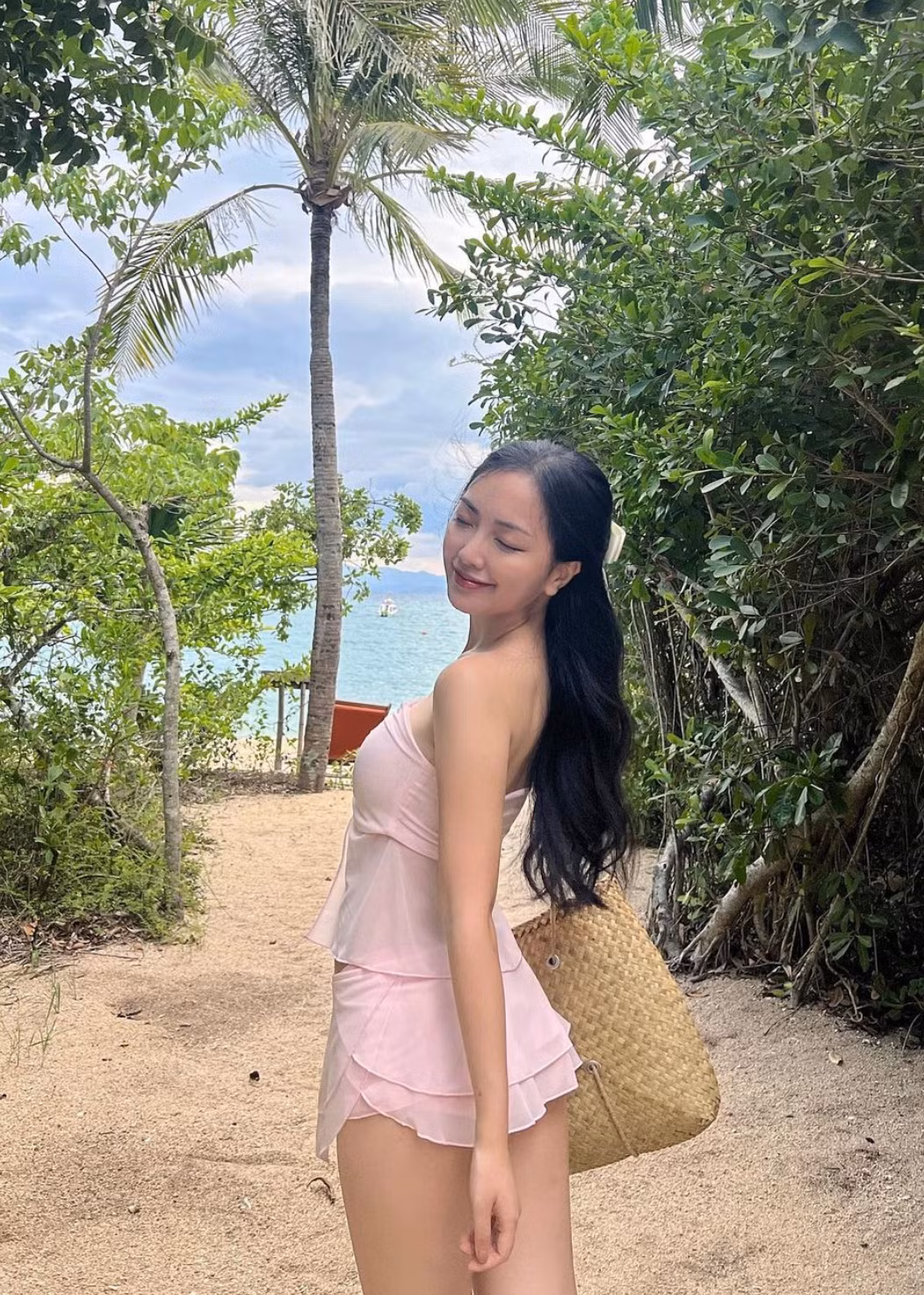 So với các cô bạn gái của những cầu thủ khác thì bà xã Hà Đức Chinh có đời tư khá kín tiếng.