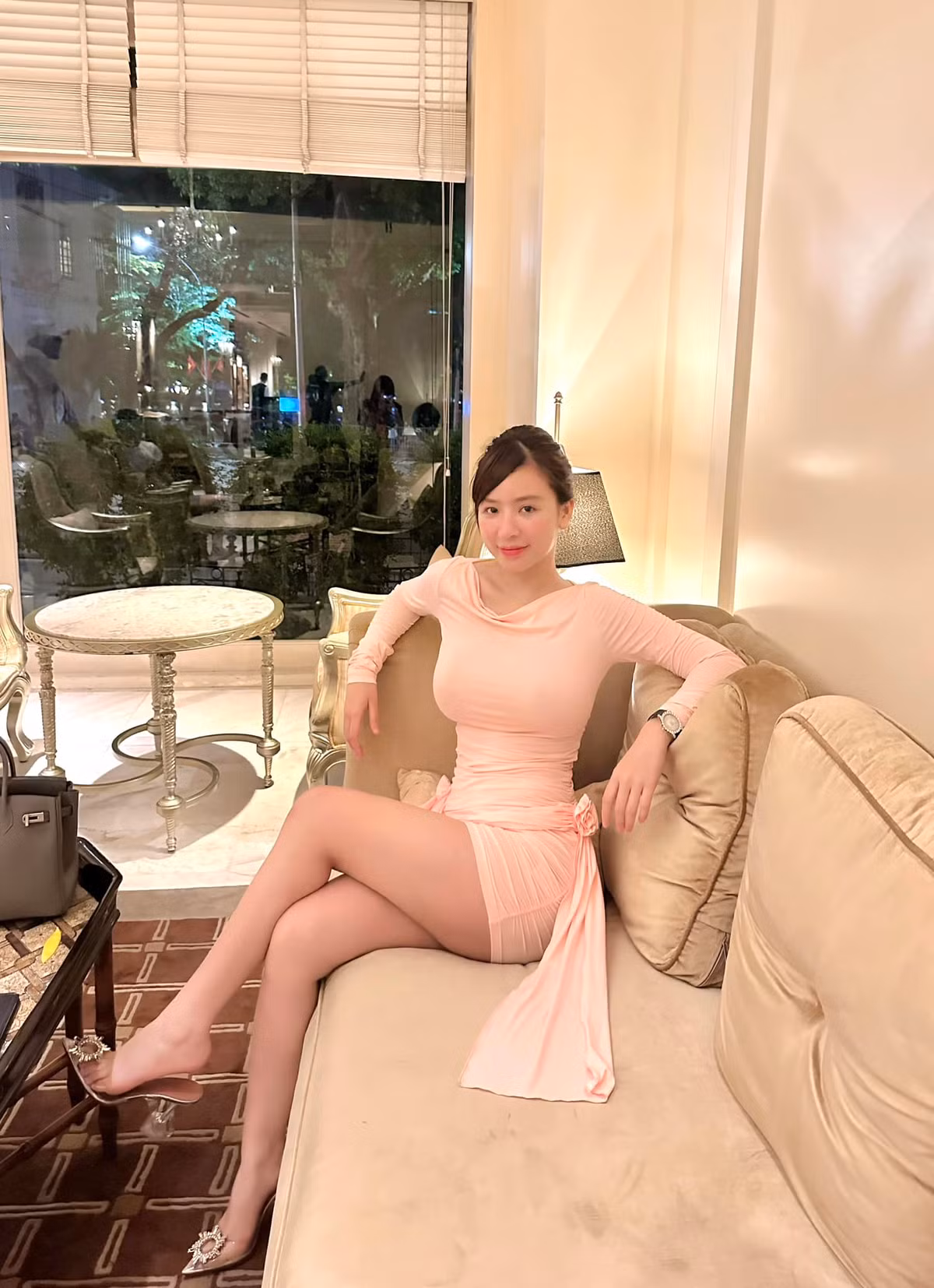 Nhiều bình luận khen ngợi sắc vóc và gu thời trang tôn dáng gợi cảm trong chừng mực của Phương Bora.