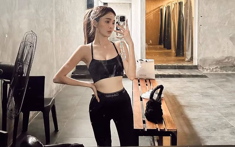 Trong những chuyến nghỉ dưỡng, cô luôn lựa chọn váy áo cắt hở bạo, tôn đường cong tối đa.