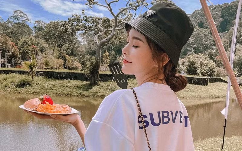 Yeefei luôn biết cách khoe đường cong gợi cảm bằng những tạo dáng sáng tạo và thời thượng.